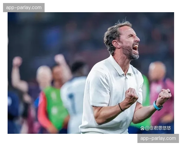 特写:看台上的索斯盖特,紧张关注着英格兰国脚们的表现