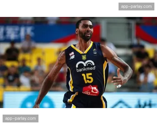 老将的智慧:特写尤文图斯后卫博努奇在替补席上如何指挥队友防守定位球 老将的智慧:特写尤文图斯后卫博努奇在替补席上如何指挥队友防守定位球