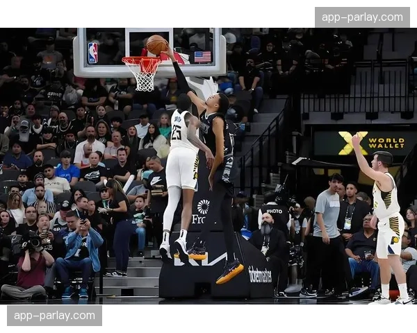 马刺客场惜败，文班亚马封盖后快攻隔扣上演五佳球