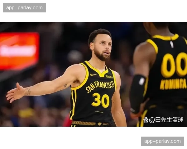 库里在勇士主场最后一战命中超远三分，全场起立欢呼