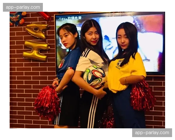 费利佩推射制胜后与成都球迷激情互动